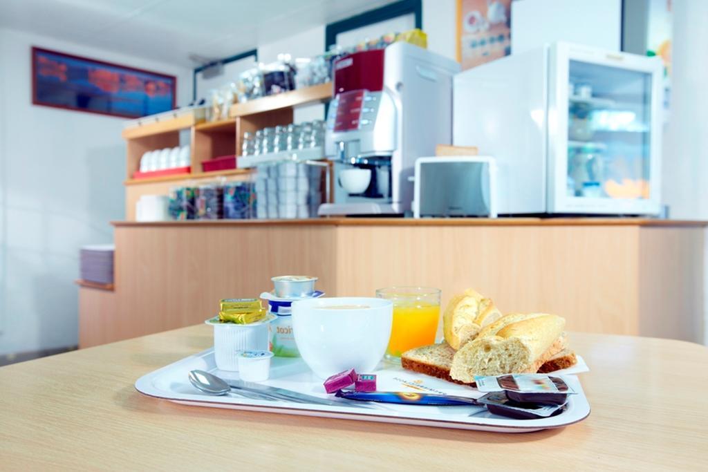 Premiere Classe Evreux Luaran gambar A typical breakfast