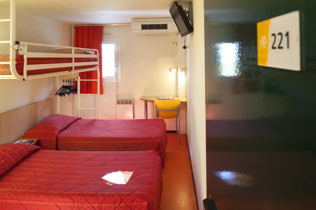 Premiere Classe Evreux Luaran gambar A typical room at a hotel