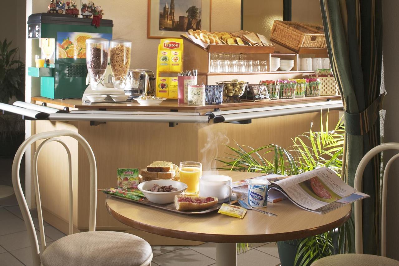 Premiere Classe Evreux Luaran gambar Breakfast at a hotel