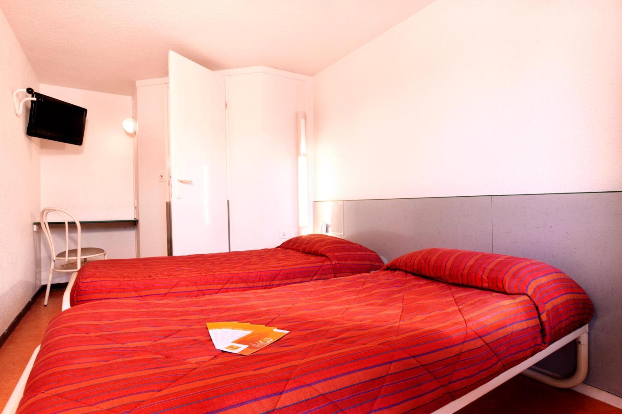 Premiere Classe Evreux Bilik gambar A typical room at a Campanile hotel