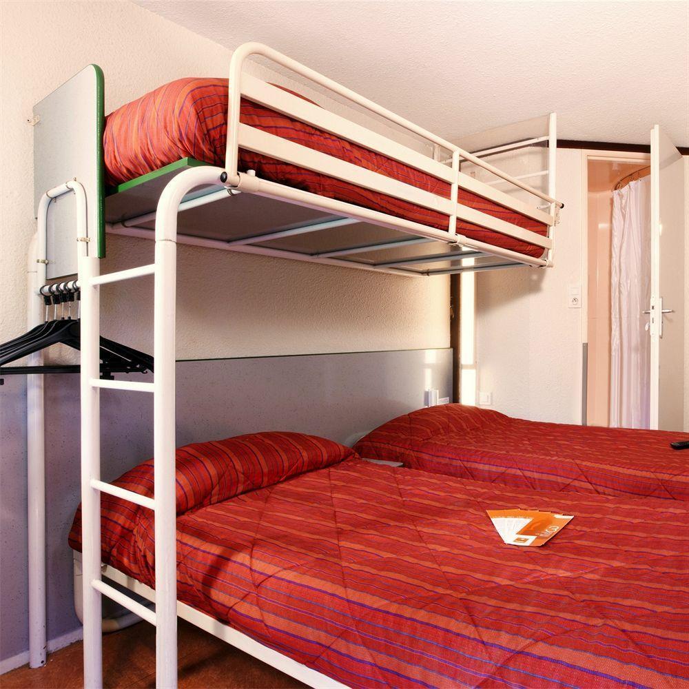 Premiere Classe Evreux Luaran gambar A typical room at a hotel