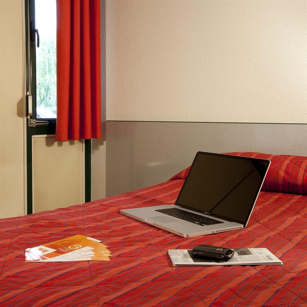 Premiere Classe Evreux Luaran gambar A typical room at a Campanile hotel