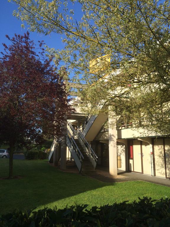 Premiere Classe Evreux Luaran gambar The main entrance to the library