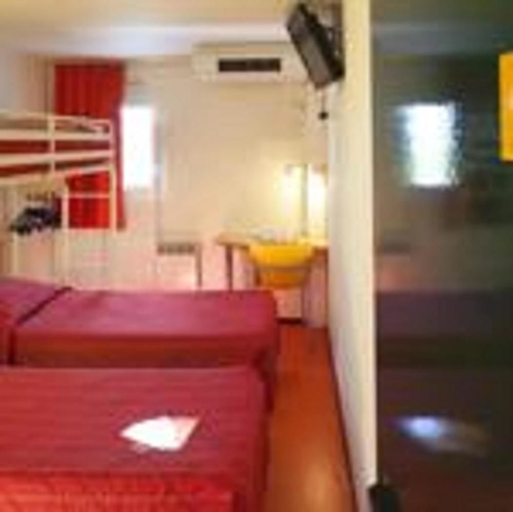 Premiere Classe Evreux Luaran gambar A typical room at a love hotel