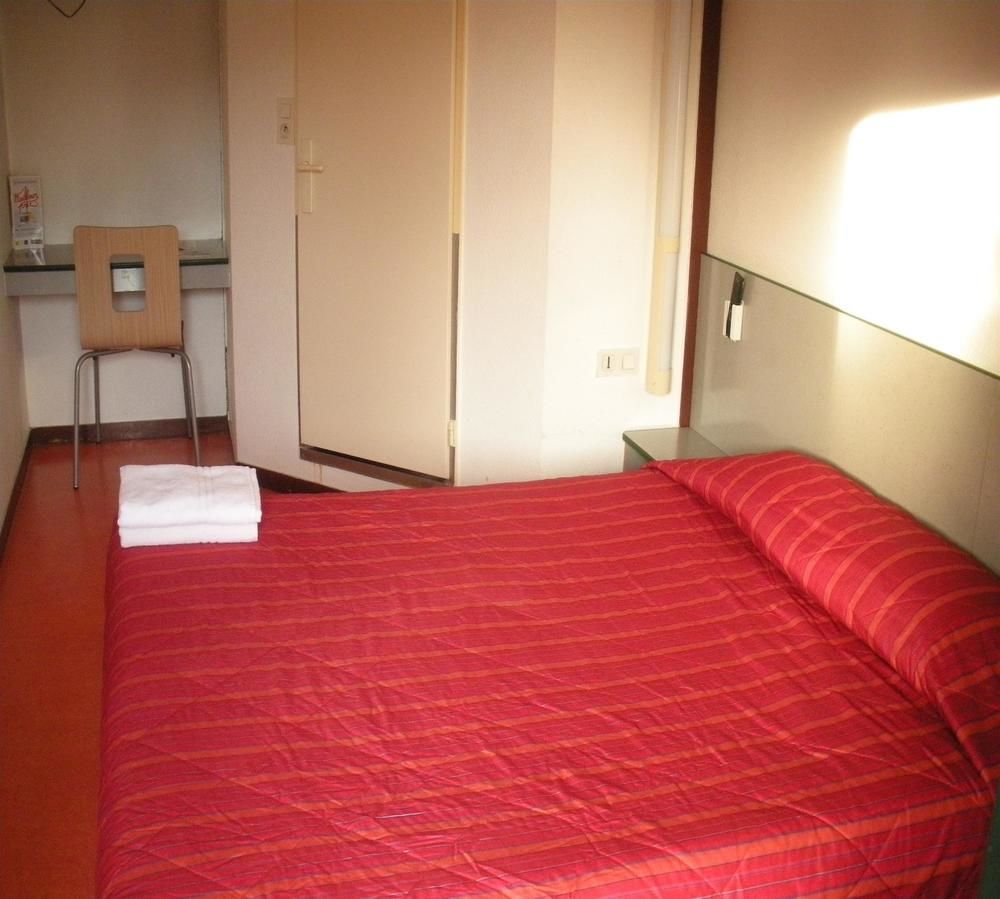 Premiere Classe Evreux Luaran gambar A typical room at a youth hostel