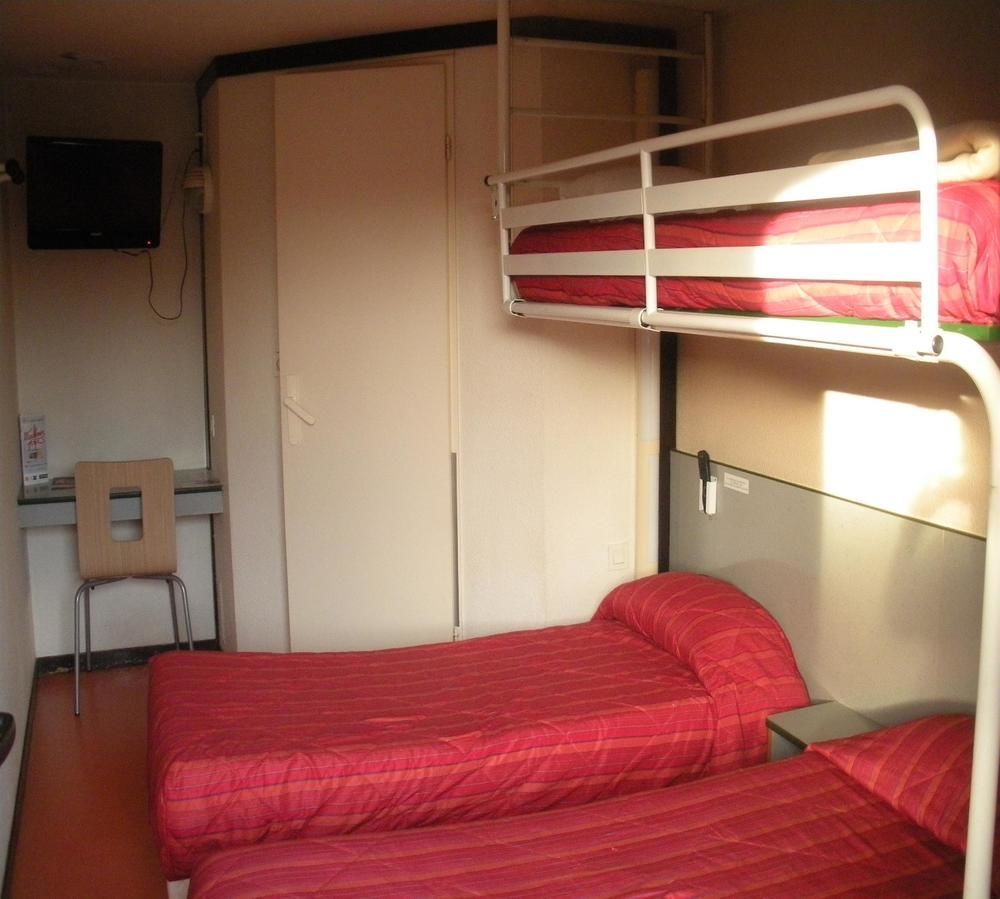 Premiere Classe Evreux Luaran gambar A typical room at a youth hostel