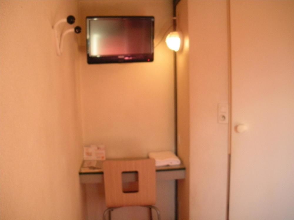 Premiere Classe Evreux Luaran gambar A room at a typical Japanese love hotel