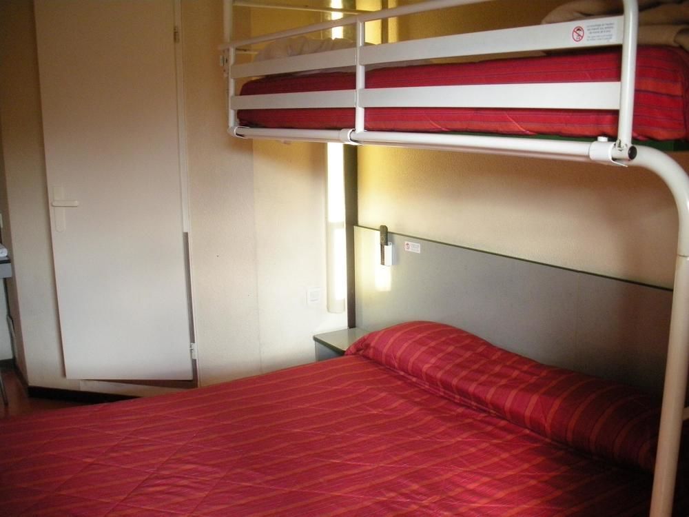 Premiere Classe Evreux Luaran gambar A typical room at a youth hostel