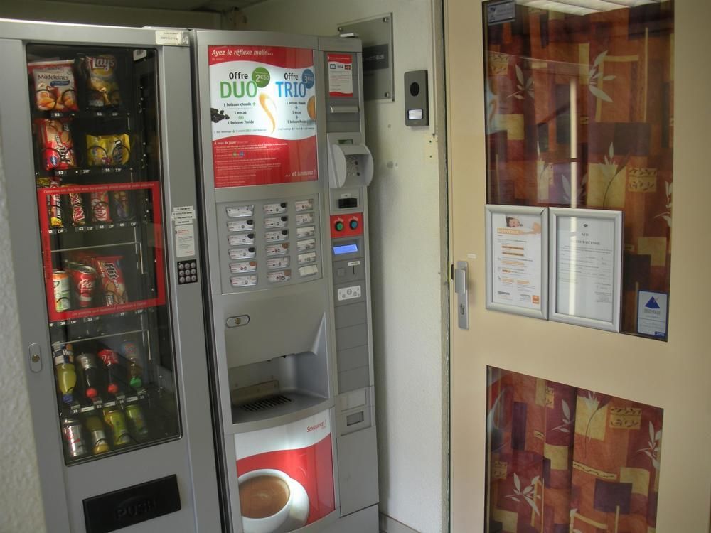 Premiere Classe Evreux Luaran gambar A vending machine