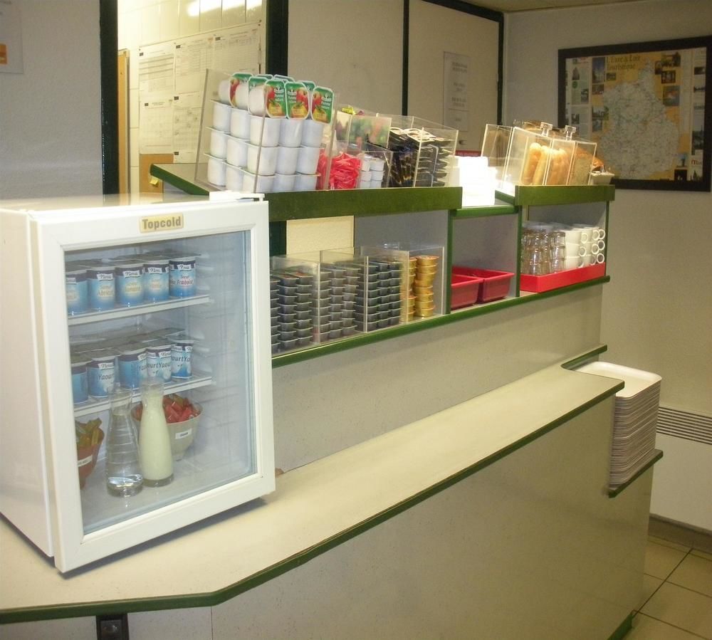 Premiere Classe Evreux Luaran gambar A counter refrigerator