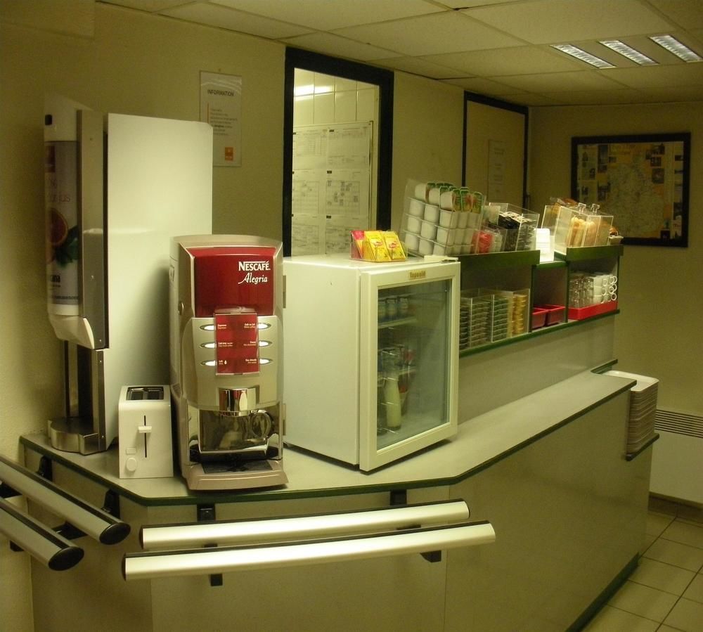 Premiere Classe Evreux Luaran gambar A coffee machine in a hospital