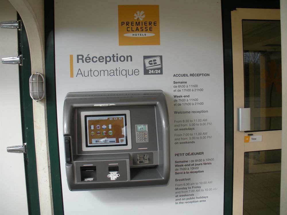 Premiere Classe Evreux Luaran gambar An automated hotel check-in machine