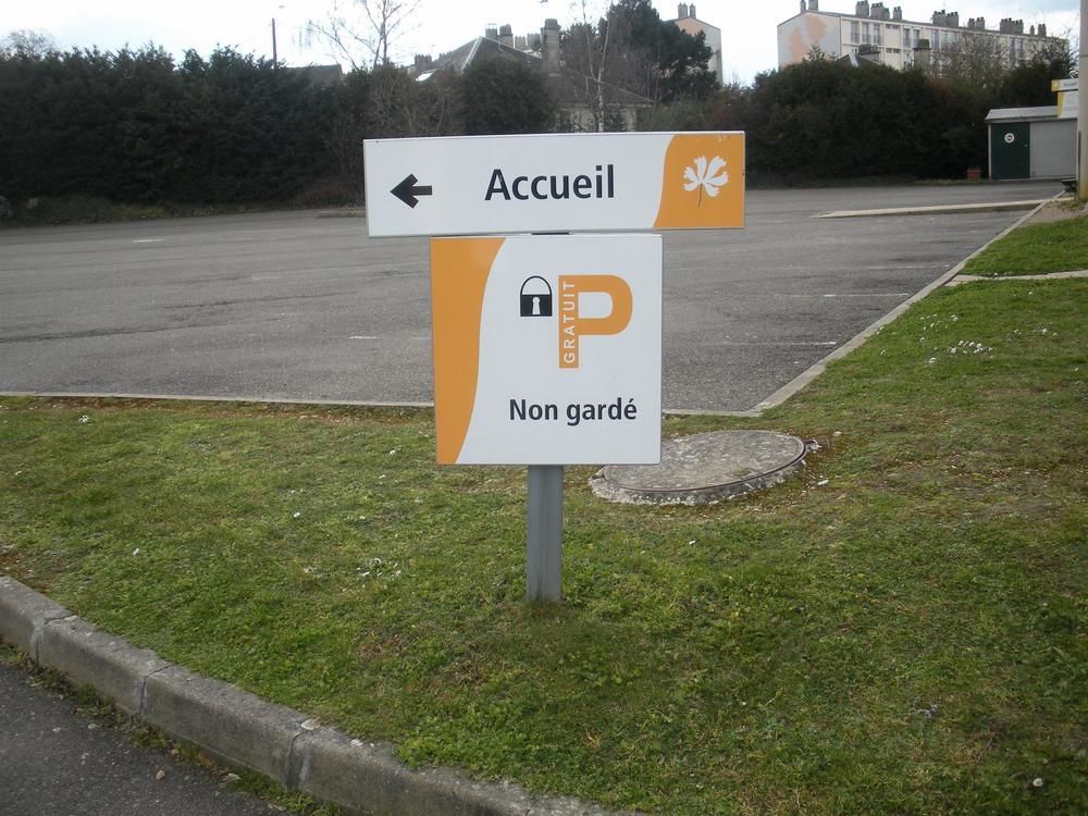Premiere Classe Evreux Luaran gambar A sign in French