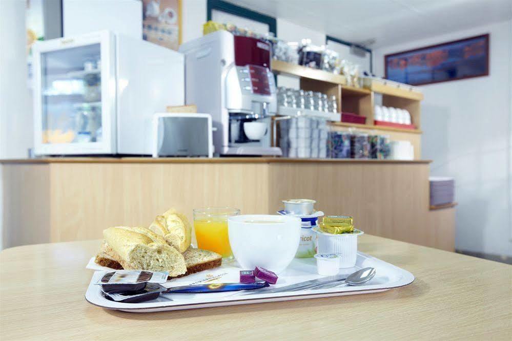 Premiere Classe Evreux Luaran gambar A typical breakfast at a German hotel