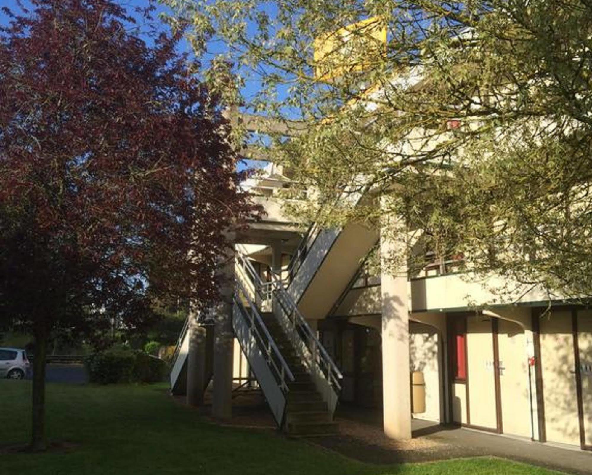 Premiere Classe Evreux Luaran gambar The entrance to the station