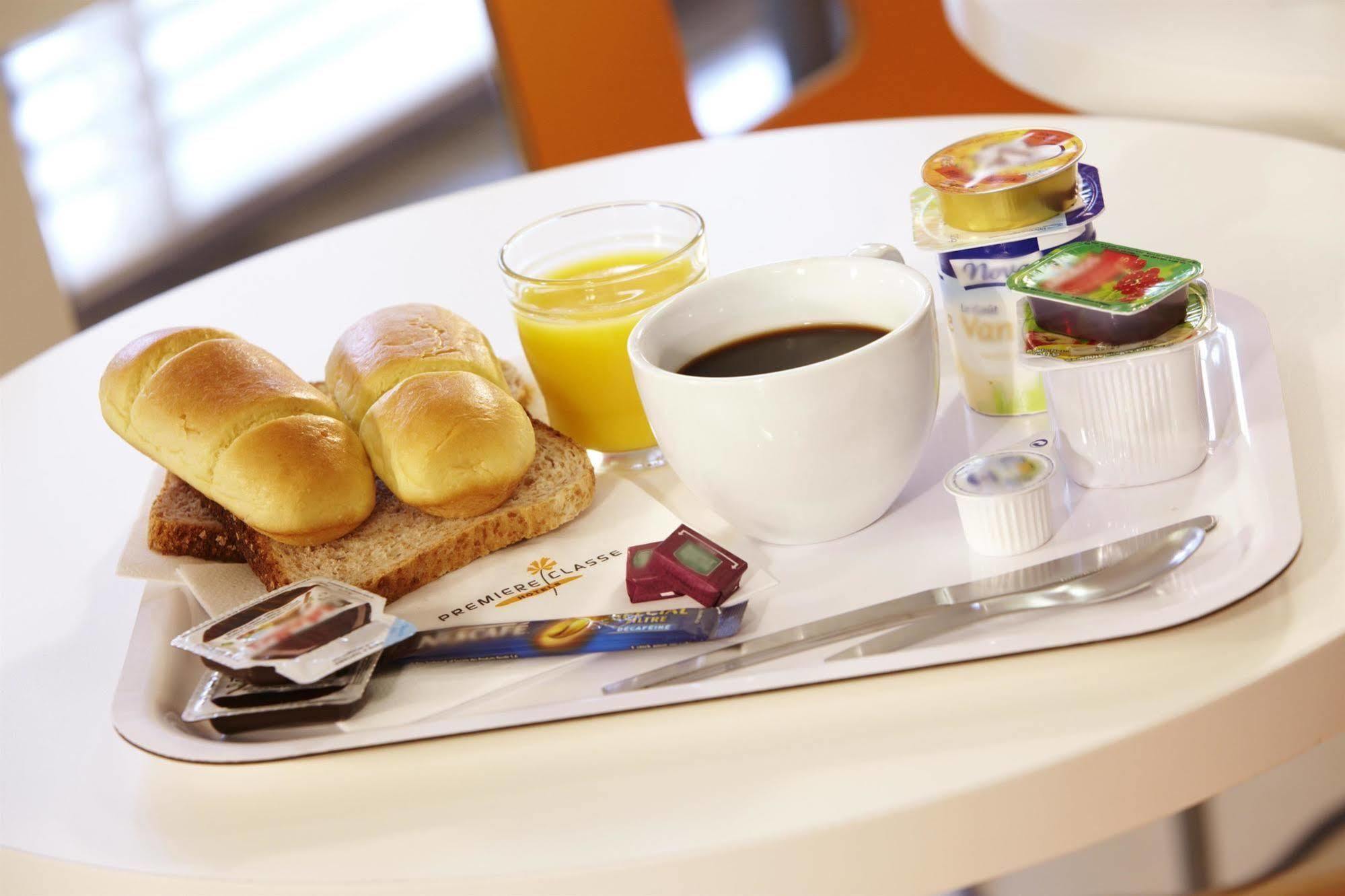 Premiere Classe Evreux Luaran gambar A typical breakfast