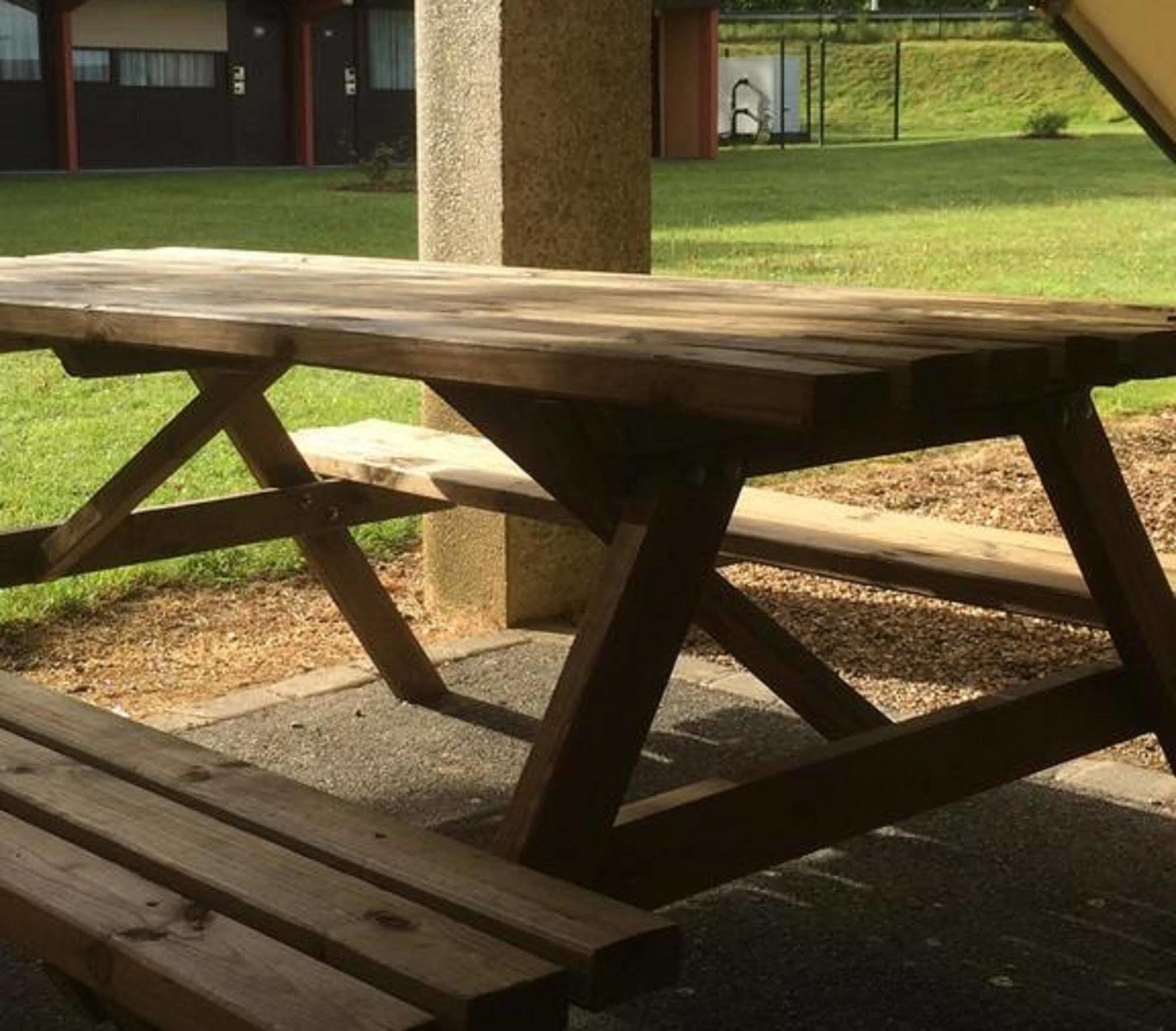 Premiere Classe Evreux Luaran gambar A picnic table