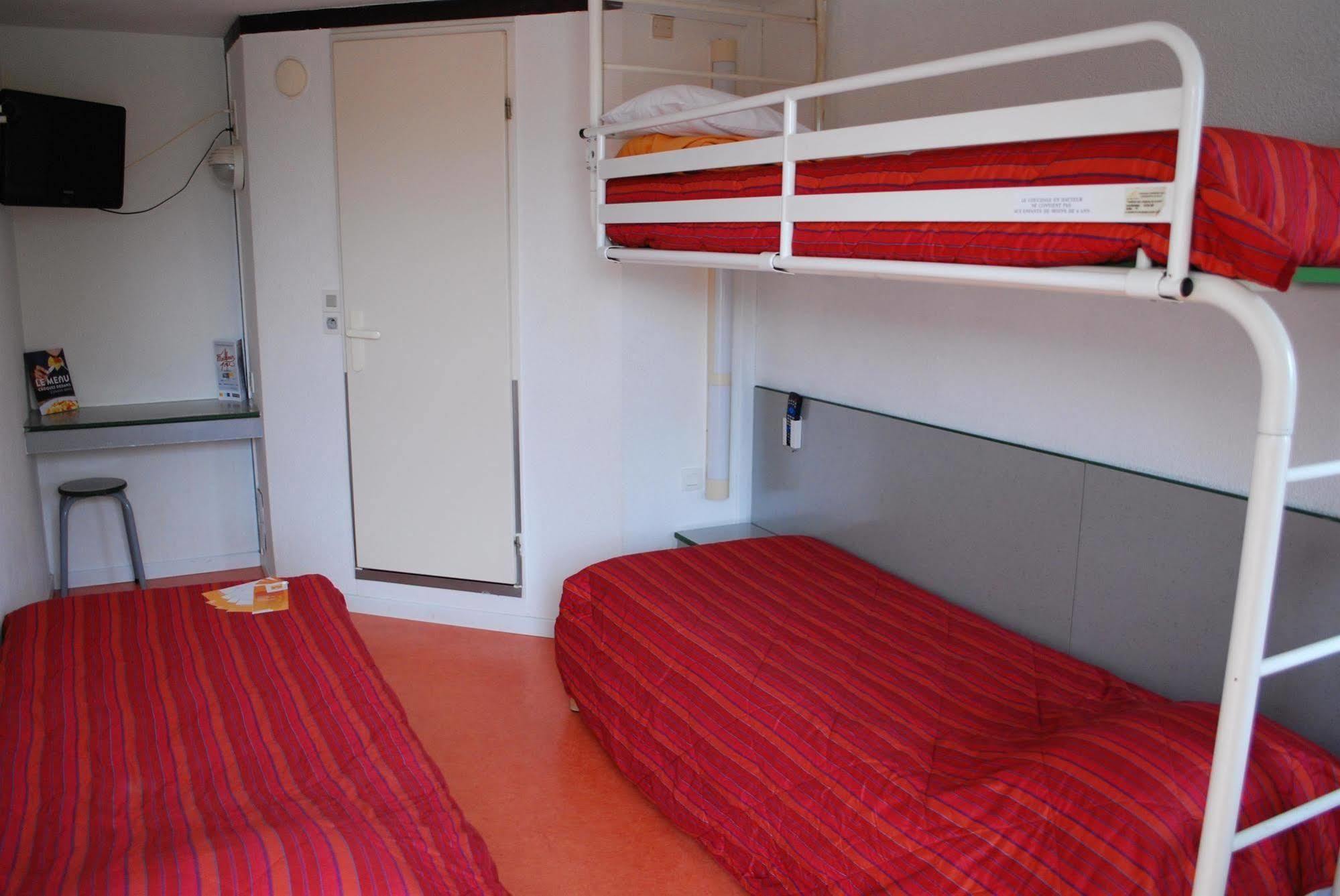 Premiere Classe Evreux Luaran gambar A typical room at a youth hostel