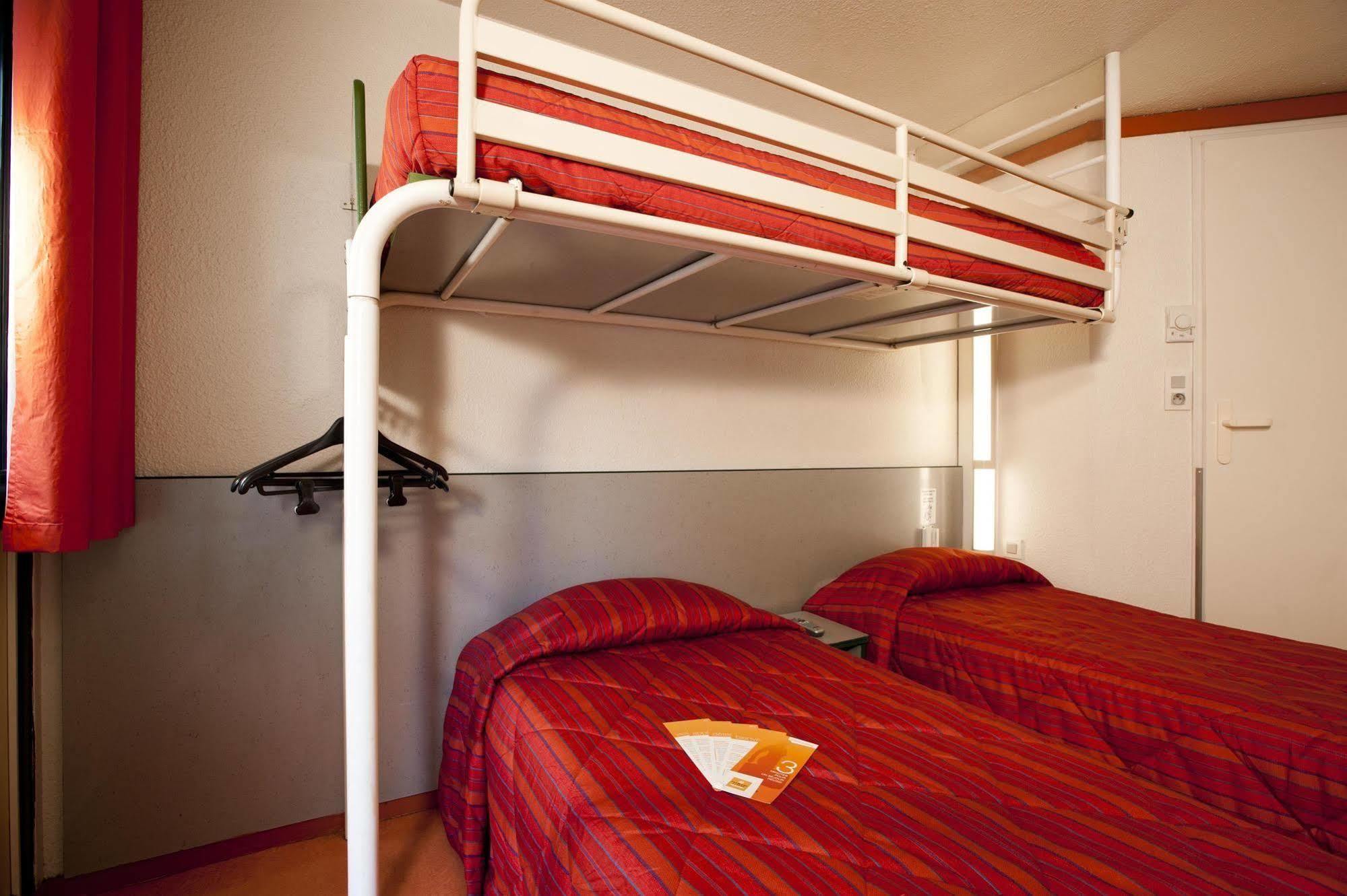 Premiere Classe Evreux Luaran gambar A typical room at a Campanile hotel