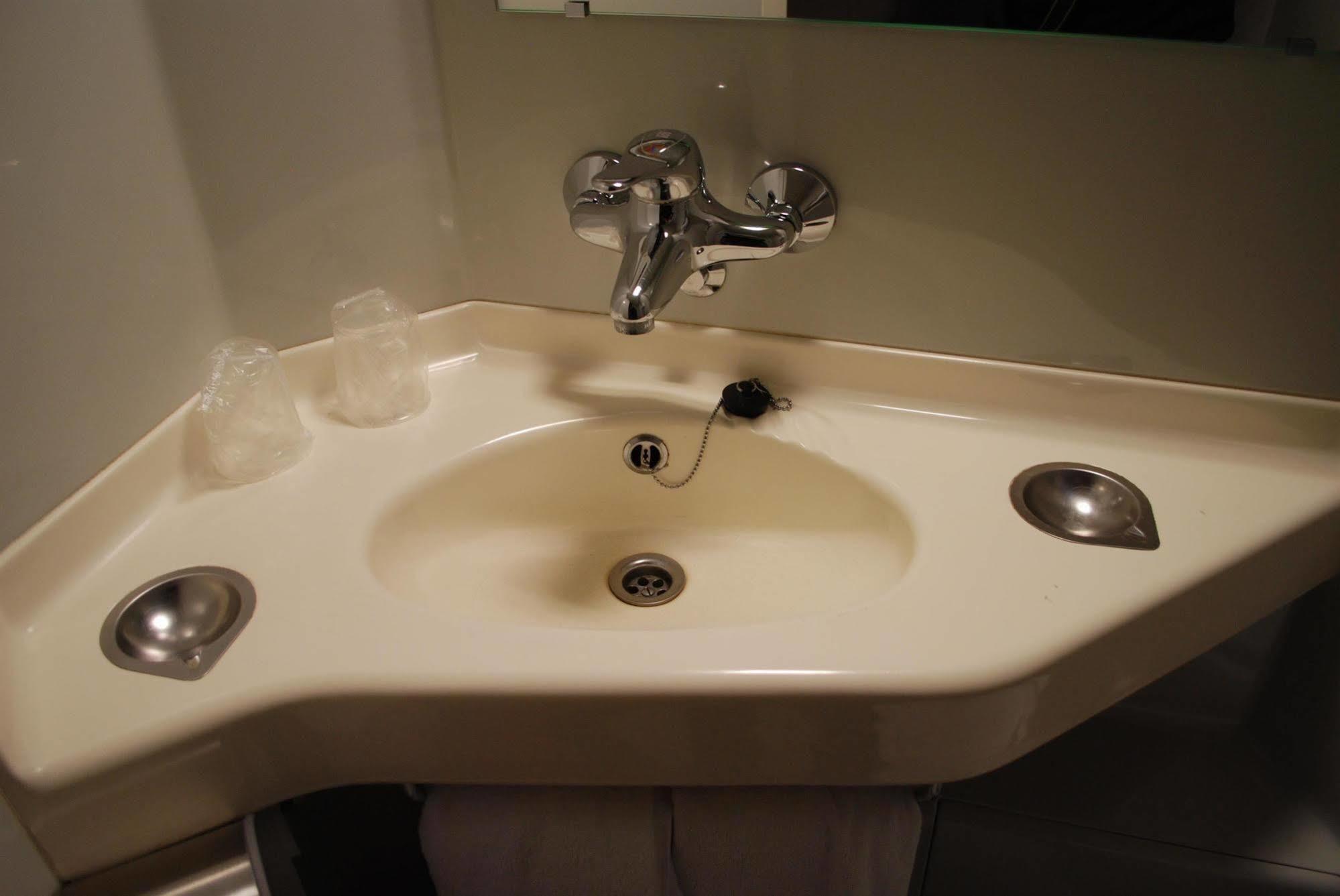 Premiere Classe Evreux Luaran gambar A typical lavatory