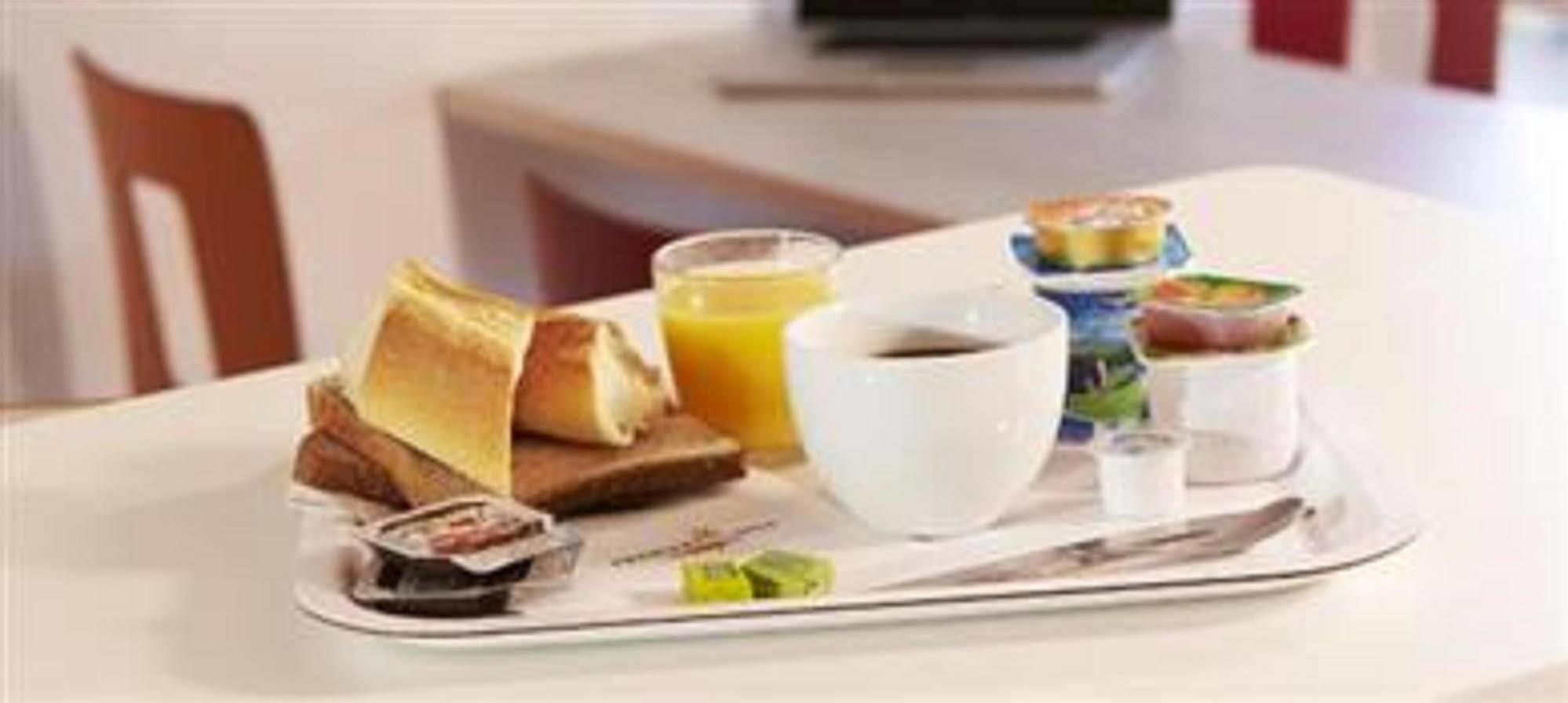 Premiere Classe Evreux Luaran gambar A typical breakfast